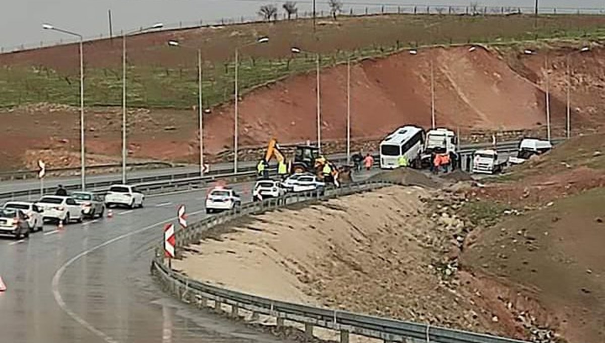 Siirt'te polisleri taşıyan otobüs kaza yaptı