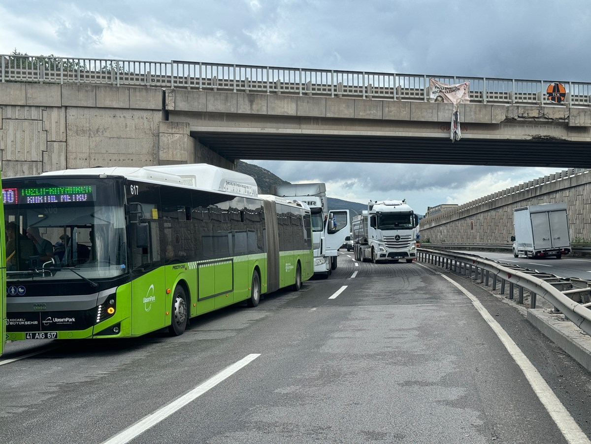 D-100'de TIR devrildi: İstanbul yönü ulaşıma kapatıldı