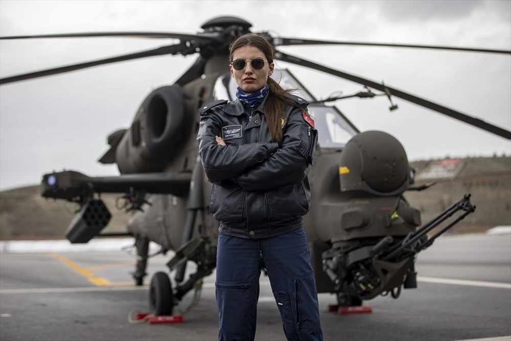 Türkiye'nin ilk kadın taarruz helikopter pilotu: Özge Karabulut - 11