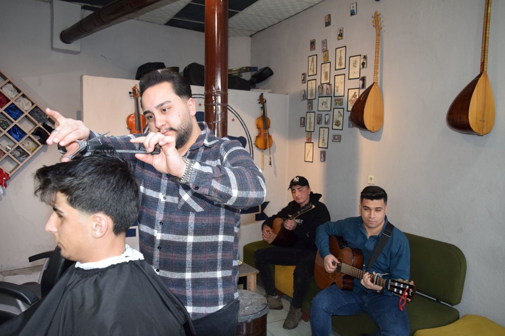 Konservatuvarı bıraktı, makası kaptı: Berber şarkı söylerken saç kesiyor 73