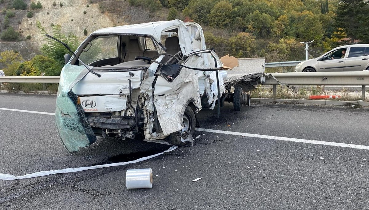 Bilecik'te meydana gelen trafik kazasında 1'i ağır 2 kişi yaralandı Bilecik'te meydana gelen trafik kazasında 1'i ağır 2 kişi yaralandı