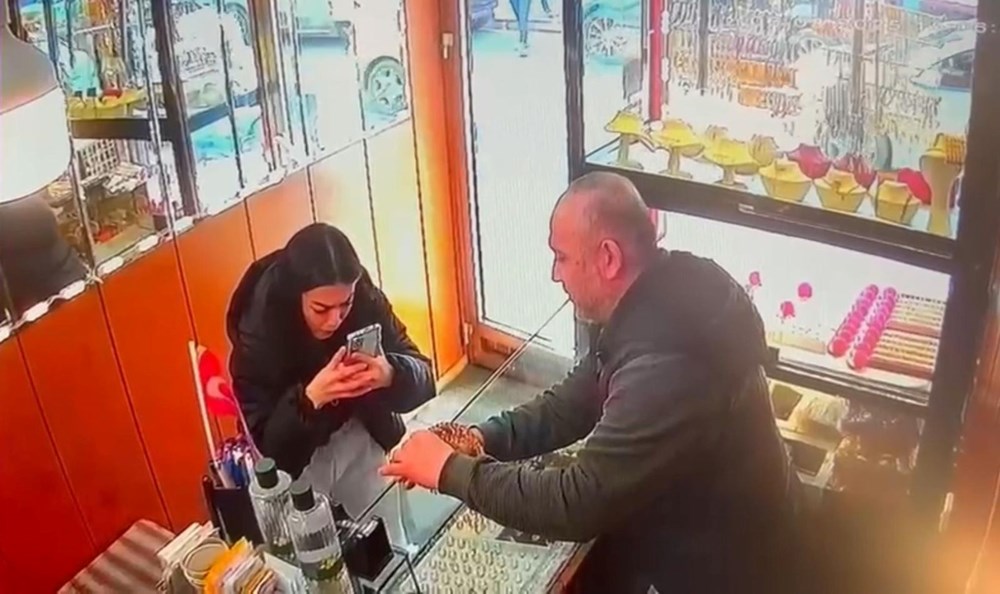 Aşk Hırsızlığı: Bir Taç, Bir Kalp, Bir Suç 73 eTRaL 946UaqkBtrodb vA