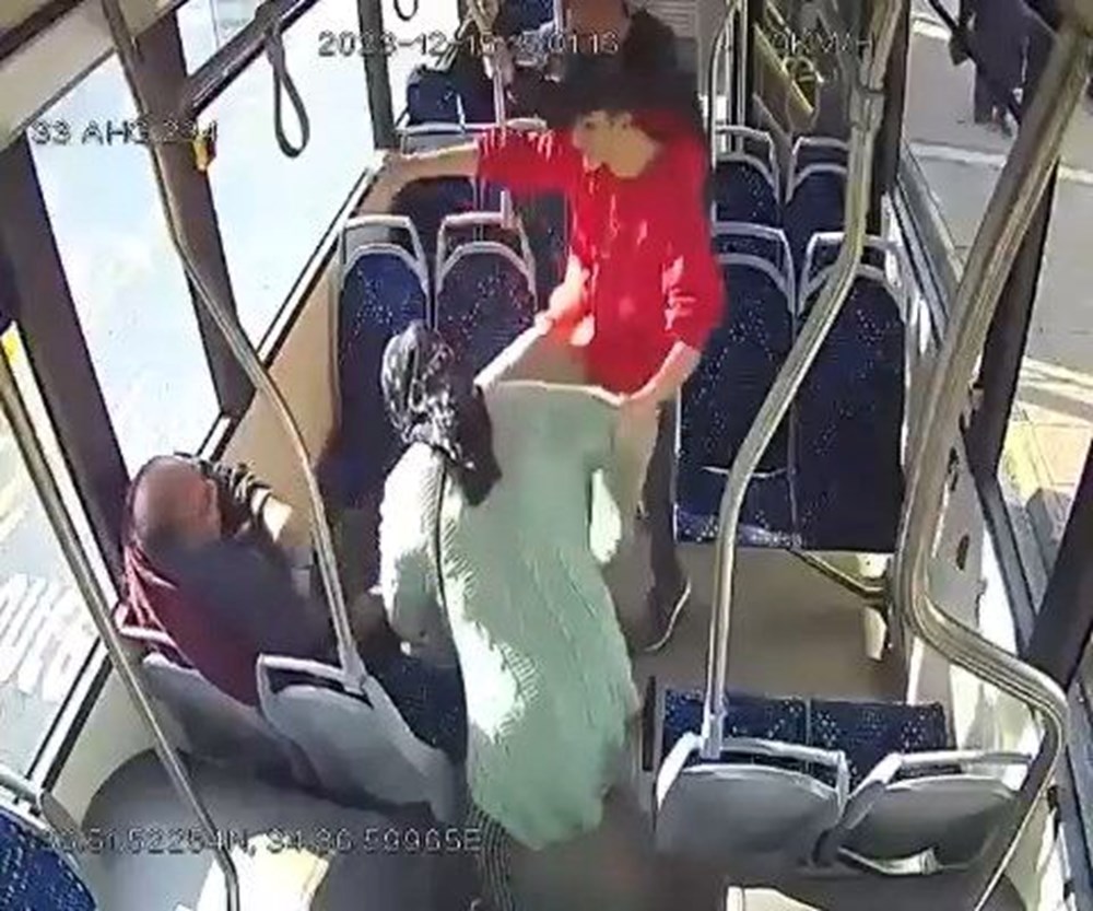 Belediye otobüsünde dehşet anları: Lise müdürü ile oğlu tartıştıkları yaşlı çifti dövdü - 2