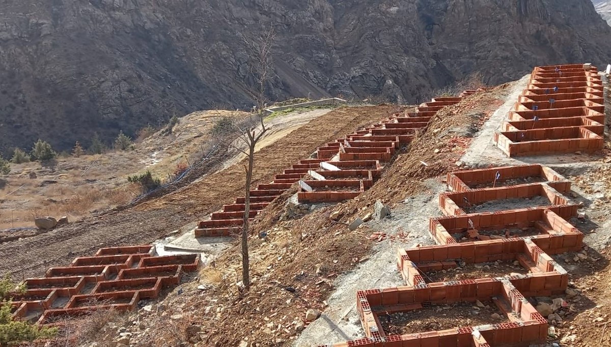 Belediye hoparlöründen anons: Mezarlarınızı taşıyın