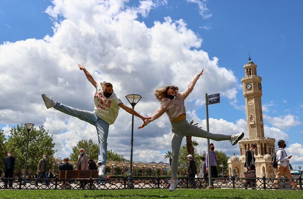 İzmir'de dansçılar meydanları sahneye dönüştürdü - 11