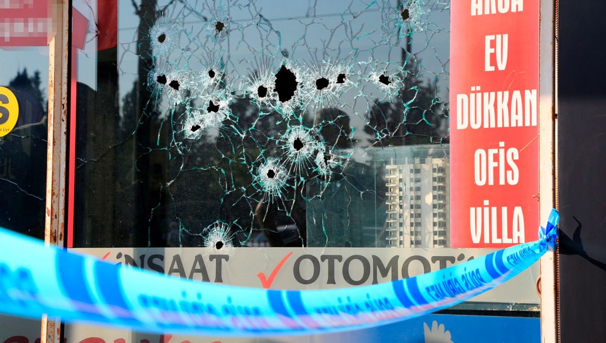 Ortalık savaş alanına döndü: Antalya'da bir iş yeri tarandı Ortalık savaş alanına döndü: Antalya'da bir iş yeri tarandı