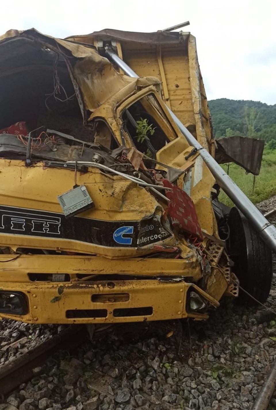 Zonguldak'ta kamyon tren yoluna devrildi: 2 ölü, 2 yaralı - 1