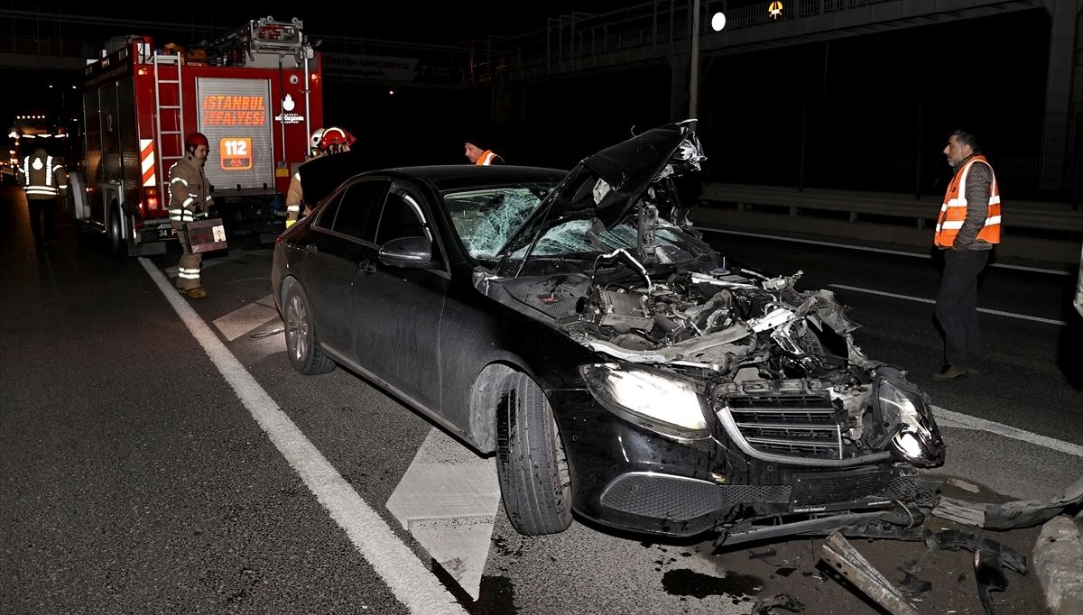 Bariyere çarpan sürücü otomobili bırakıp kaçtı