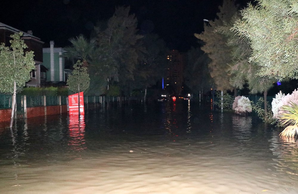 İzmir'de yağışın ardından denizin taşması sonucu araçlar su altında kaldı - 7
