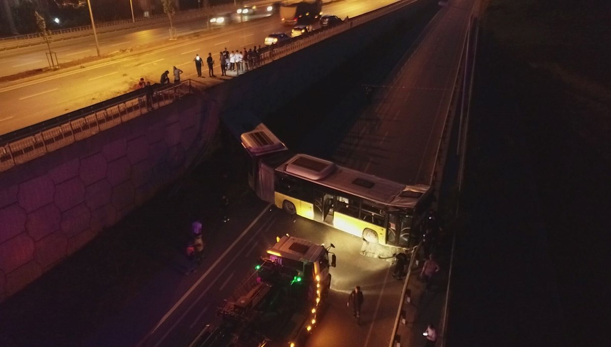 Başakşehir'de İETT otobüsü kaza yaptı Başakşehir'de İETT otobüsü kaza yaptı