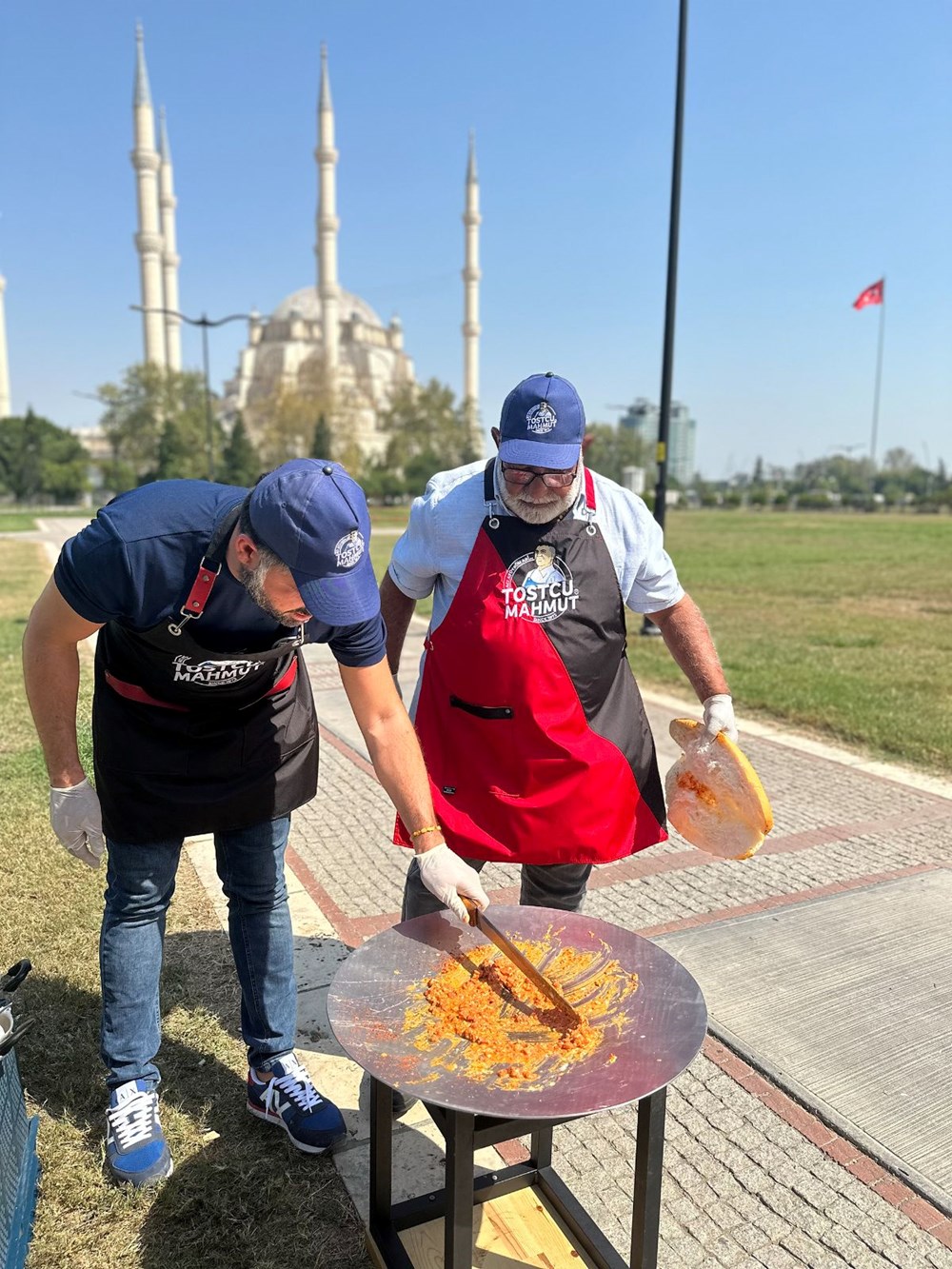 Adana'da 50 dereceyi aşan sıcaklıkta güneşte tost pişirdiler - 2