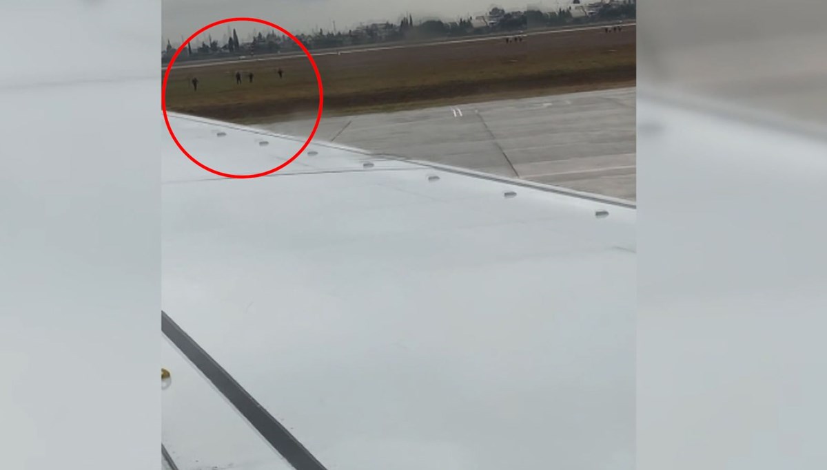 Polisten kaçarken piste inen uçağın önüne çıktılar
