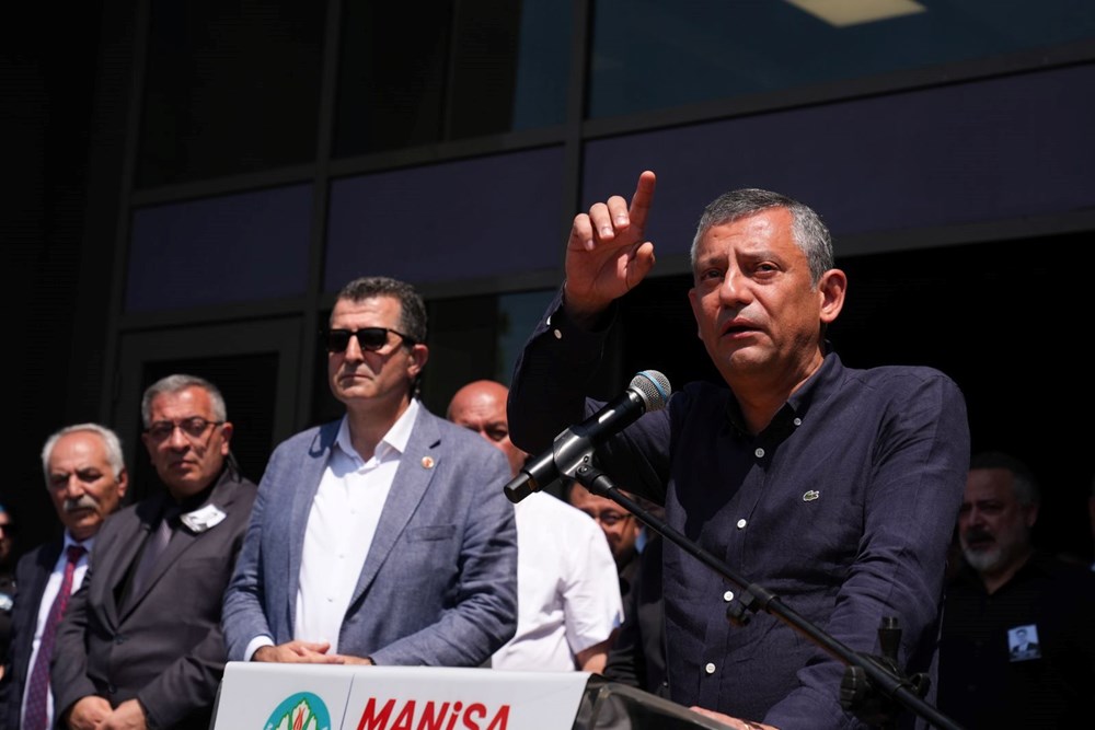 Manisa Ferdi Zeyrek'i uğurladı | Özgür Özel gözyaşlarını tutamadı: "Şimdiye kadarki konuşmalarımın en zoru..." - 6