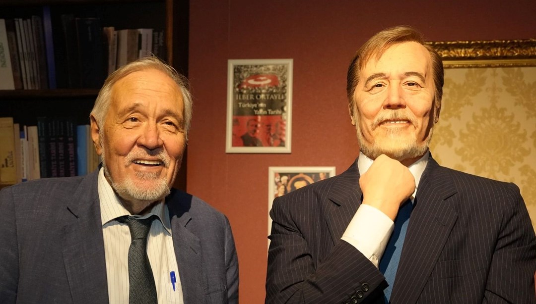 İlber Ortaylı, balmumu heykeliyle poz verdi