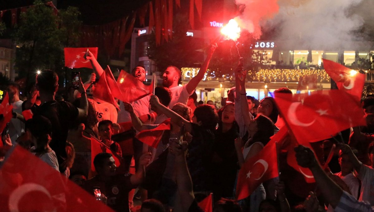 Çeyrek final coşkusu Türkiye'nin dört bir yanında kutlandı Çeyrek final coşkusu Türkiye'nin dört bir yanında kutlandı