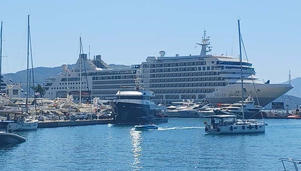 Marmaris Limanı’na iki kruvaziyer gemi demir attı