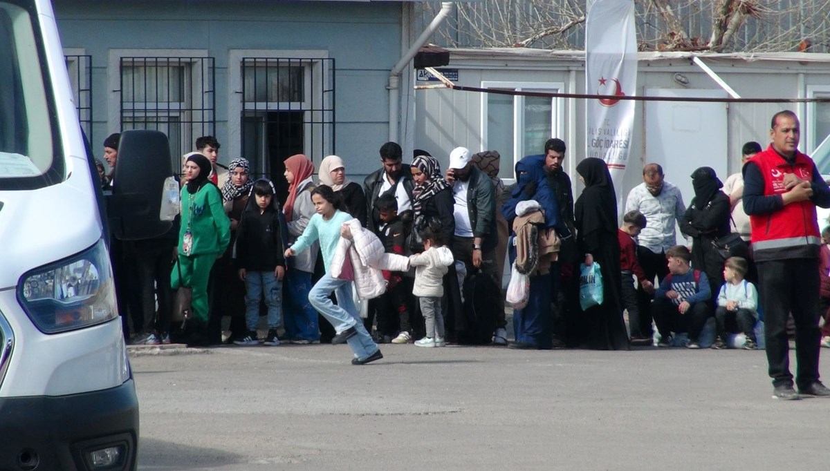Kilis'te Suriyelilerin ülkelerine geçişi sürüyor Kilis'te Suriyelilerin ülkelerine geçişi sürüyor