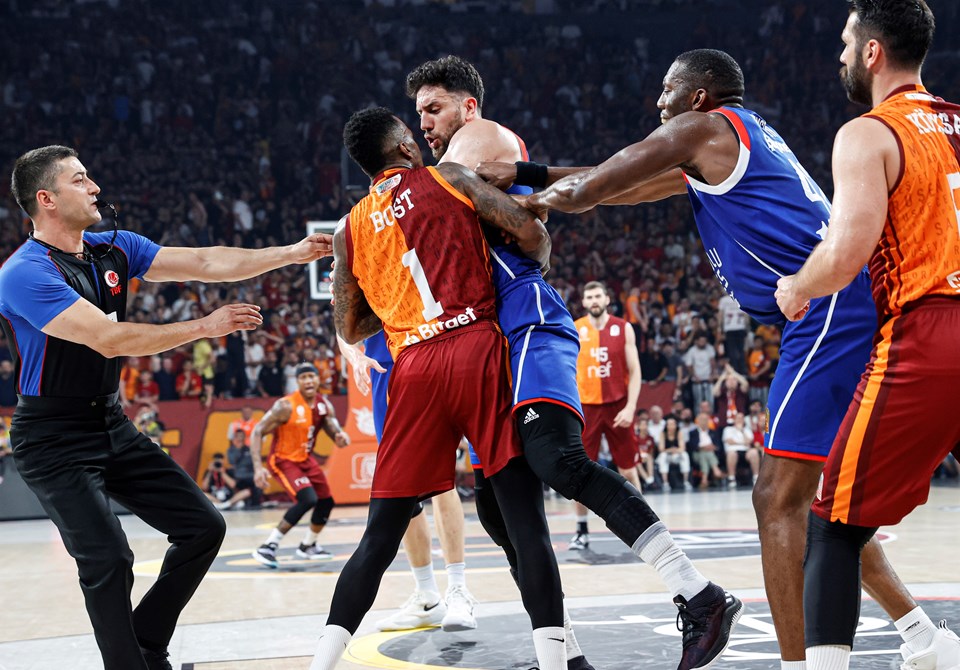Basketbol Süper Ligi play-off yarı final: Galatasaray Nef'i 71-64 yenen Anadolu Efes seride 2-1 öne geçti - 3