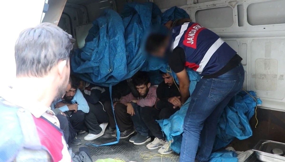 Sınırda 5 Rus kaçak yakalandı, 3’ü kamu görevlisi 8 kişi gözaltına alındı Sınırda 5 Rus kaçak yakalandı, 3’ü kamu görevlisi 8 kişi gözaltına alındı