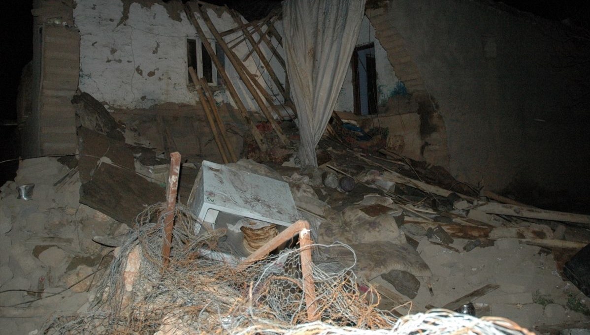 Diyarbakır�da kerpiç ev çöktü İki çocuk yaşamını yitirdi NTV