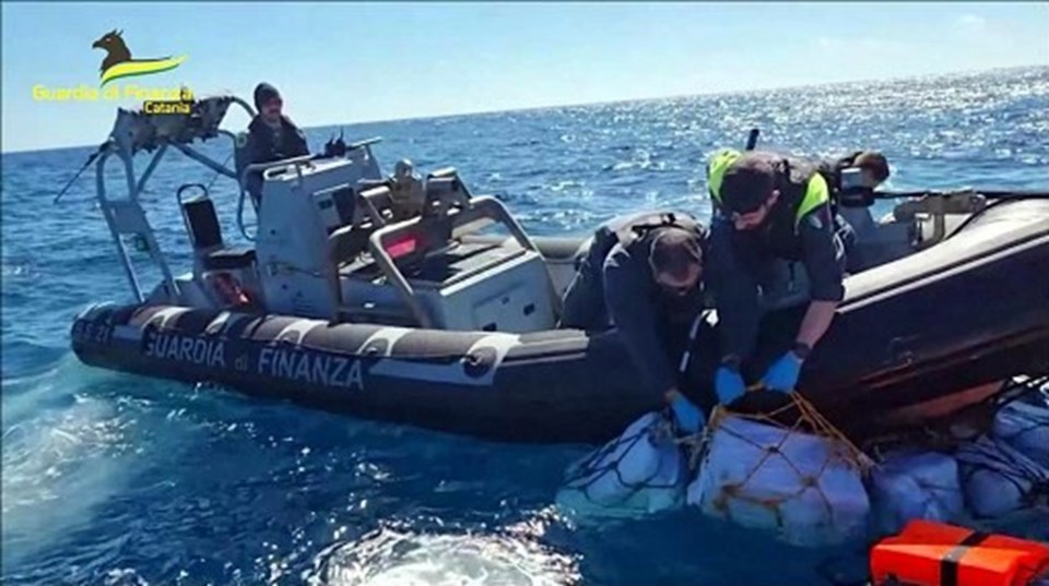 Akdeniz'de paketler halinde 2 ton kokain bulundu - 1