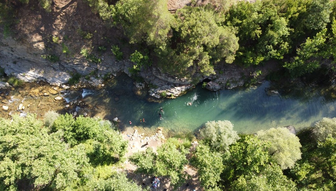 Adana'da nem bunalttı, yaylacılar doğal kaynak sularında serinledi