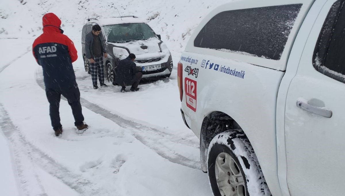 Giresun'da kar ve tipi: Yayla yolunda mahsur kaldılar Giresun'da kar ve tipi: Yayla yolunda mahsur kaldılar