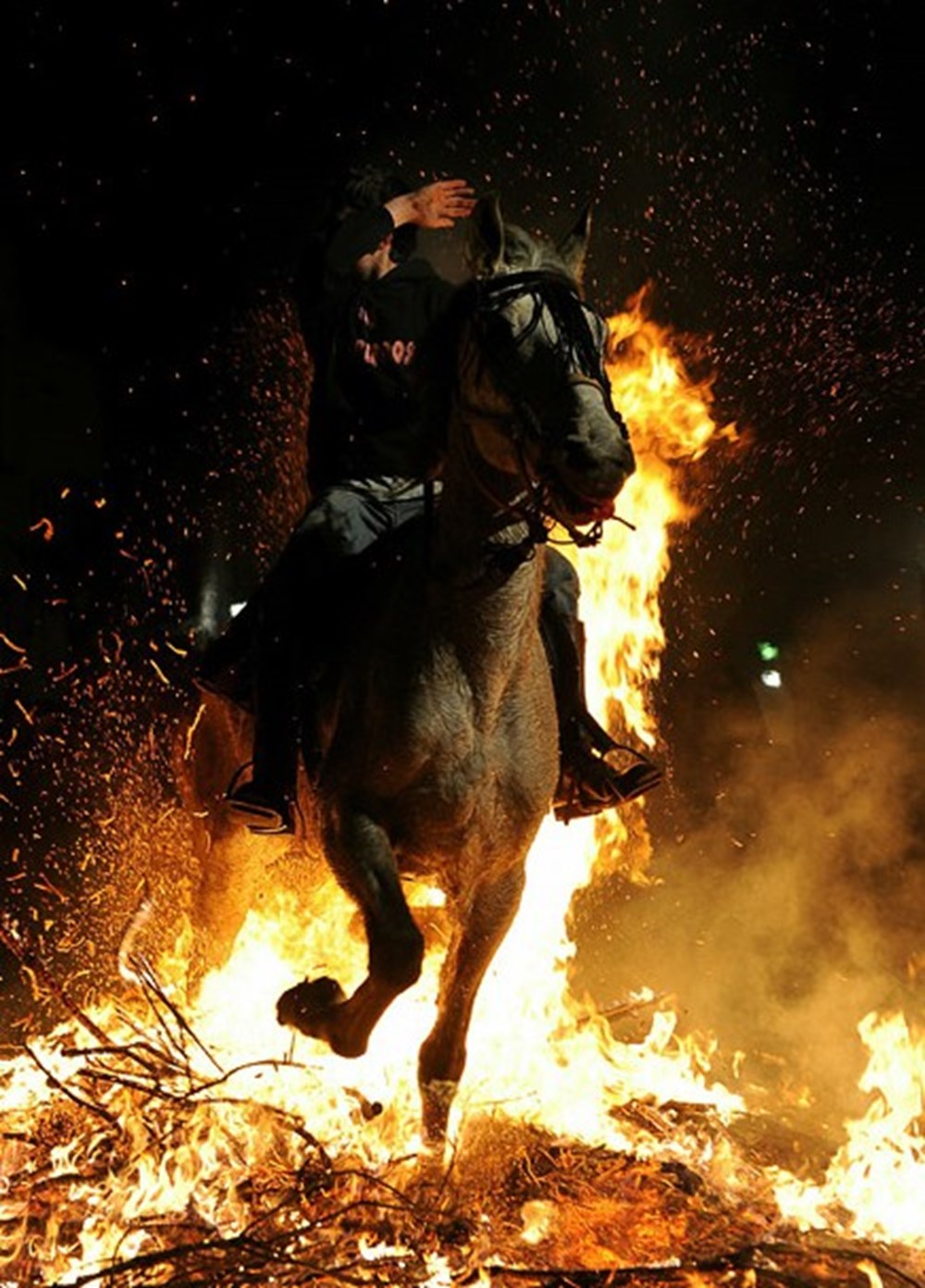 Ночные наездники. Конь огонь. Всадник в огне. Огненный конь. Лошадь в огне.