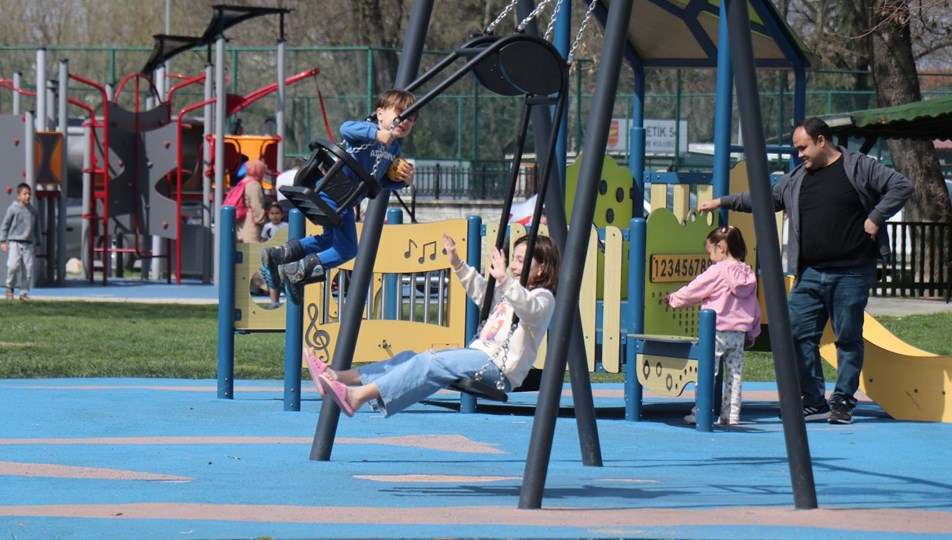 Sıcak havayı gören soluğu parklarda aldı