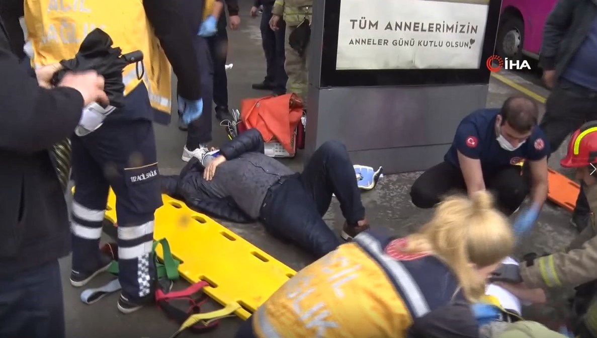 Sağlık ekipleri olay yerindeki yaralılara müdahale etti