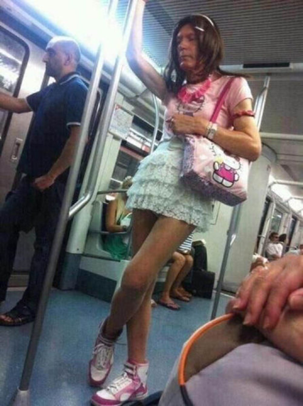 Парни в платьях в метро