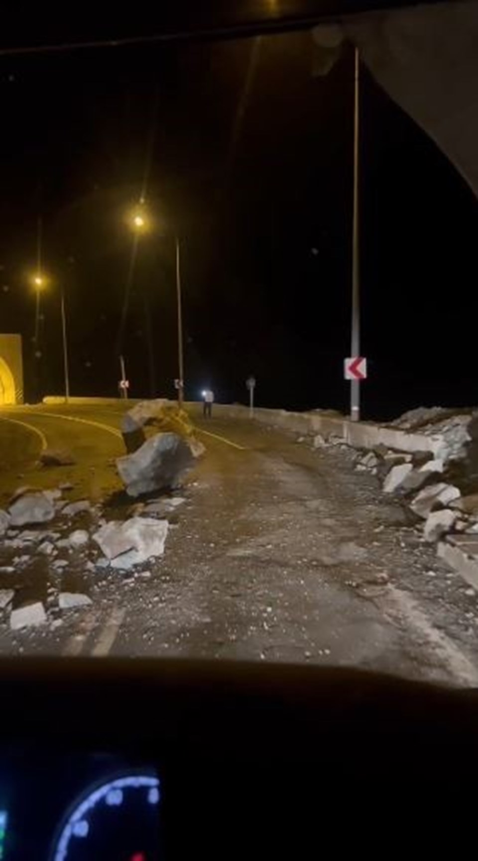 Artvin'de tünel girişinde heyelan: Yol trafiğe kapandı - 1