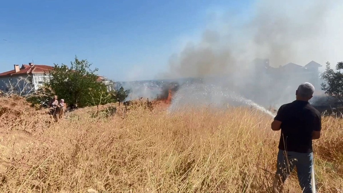 Beylikdüzü'nde otluk alanda korkutan yangın