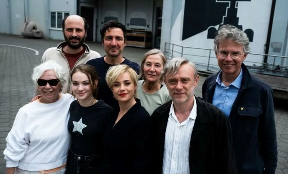 Birce Akalay saçlarını kısacık kestirdi! (Ünlülerin değişimi) - 36