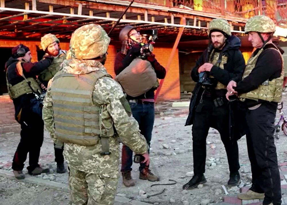 Oyuncu Sean Penn belgesel için Ukrayna'da askerlerle birlikte çalıştı: Yeni fotoğraflar yayınladı - 1