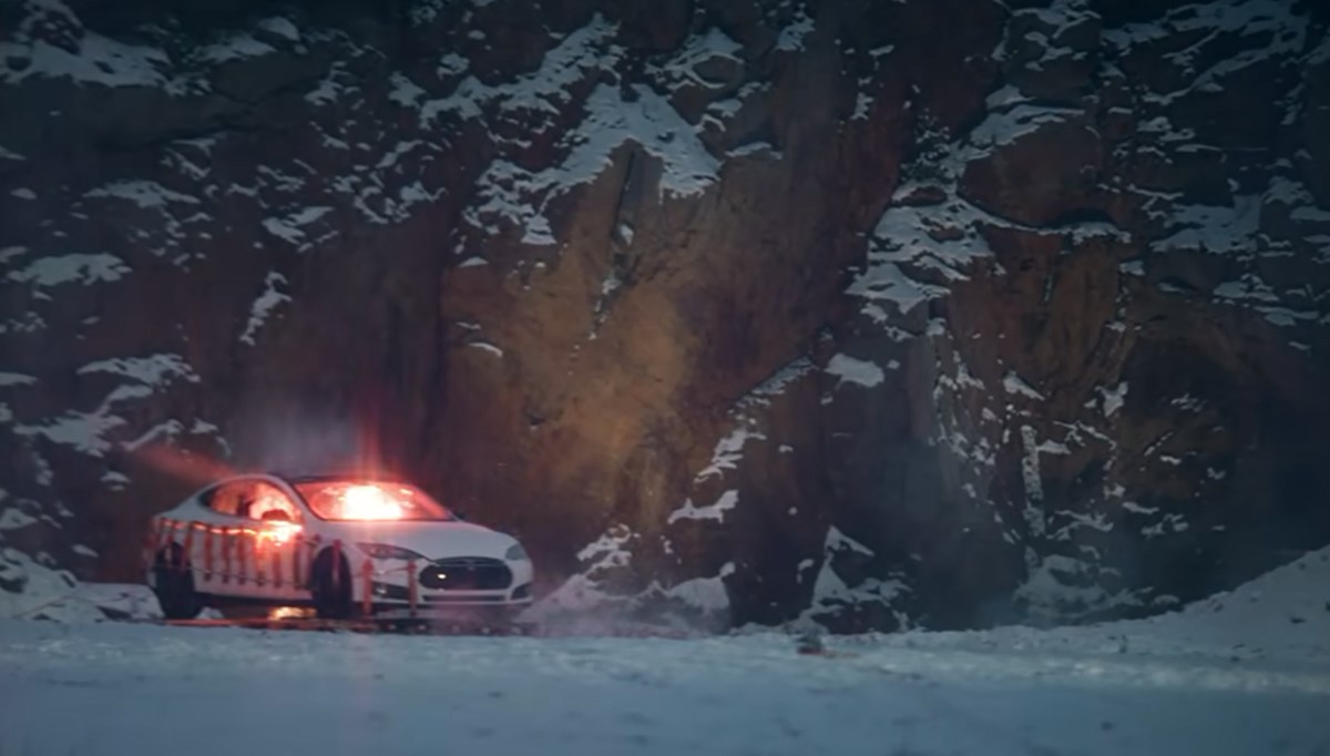 Elon Musk'ı koltuğa oturtup Tesla'yı dinamitle patlattılar