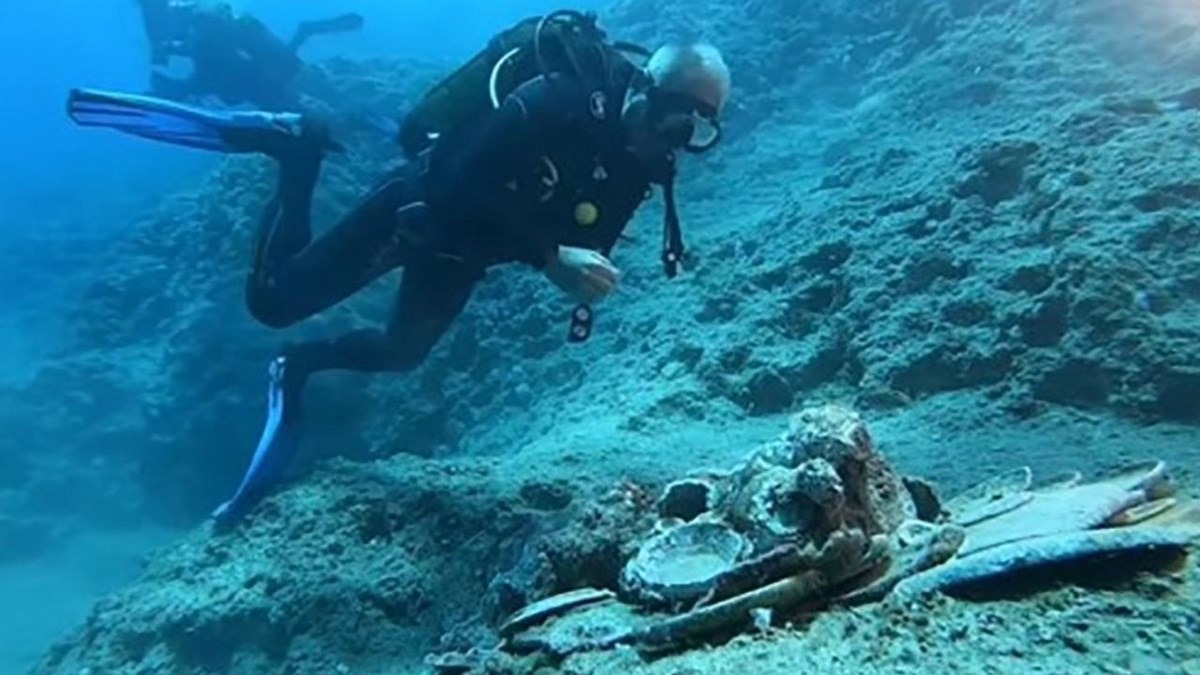 Ersoy, Antalya'daki batığa dalış yaptı