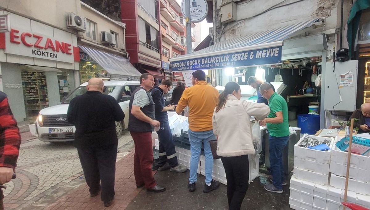 Balıkçıların önünde uzun kuyruk var: Tezgahlar doldu, taştı Balıkçıların önünde uzun kuyruk var: Tezgahlar doldu, taştı