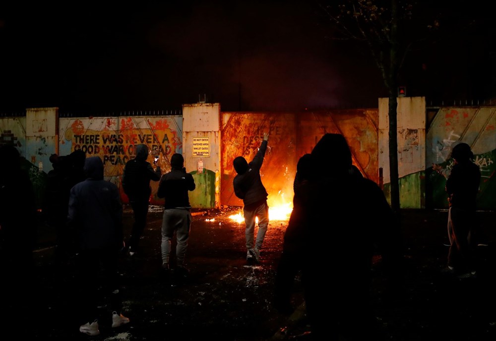 Kuzey İrlanda'da tansiyon yükseliyor (Gösterilerde otobüs ateşe verildi) - 6
