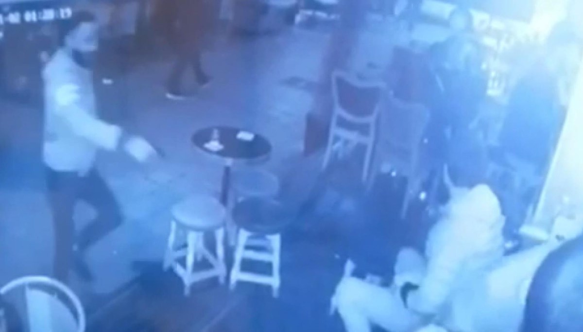 Beyoğlu'nda içeri alınmadığı barın korumasını vurdu