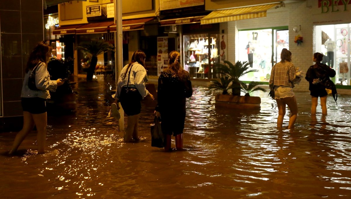 Fethiye'de sağanak hayatı olumsuz etkiledi