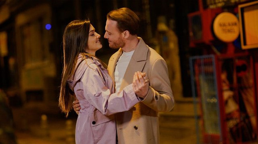 Hande Erçel ile Kerem Bürsin ilk kez el ele - 4