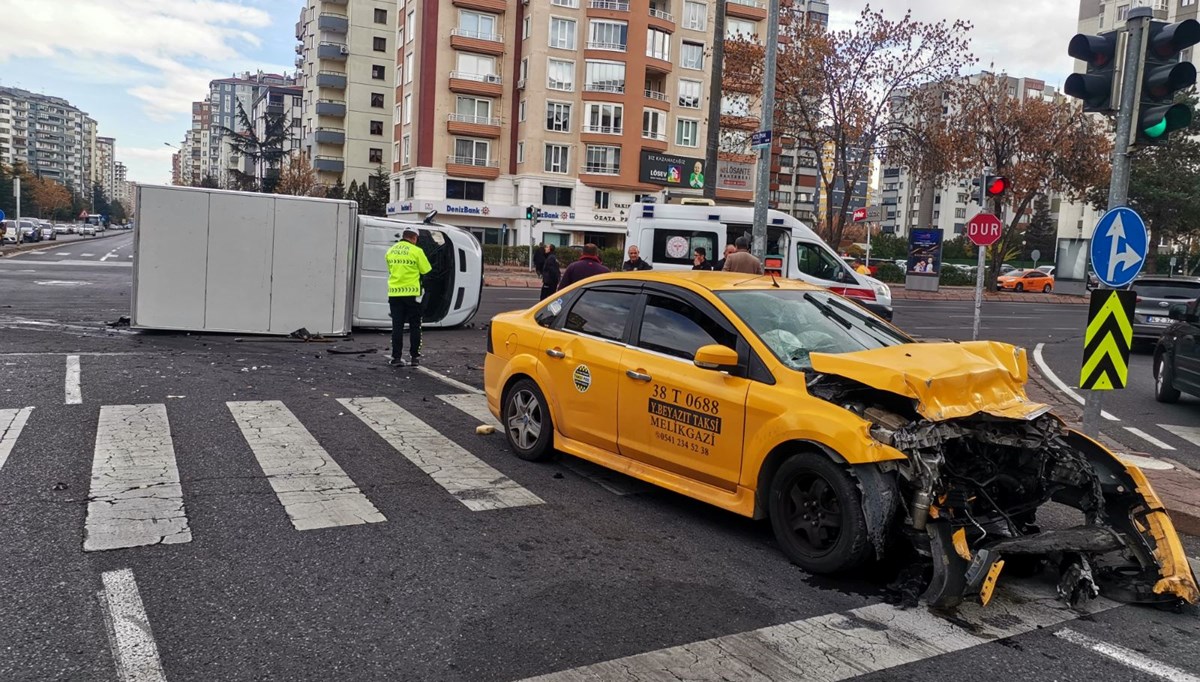 Taksi ile çarpışan kamyonet devrildi: 6 yaralı