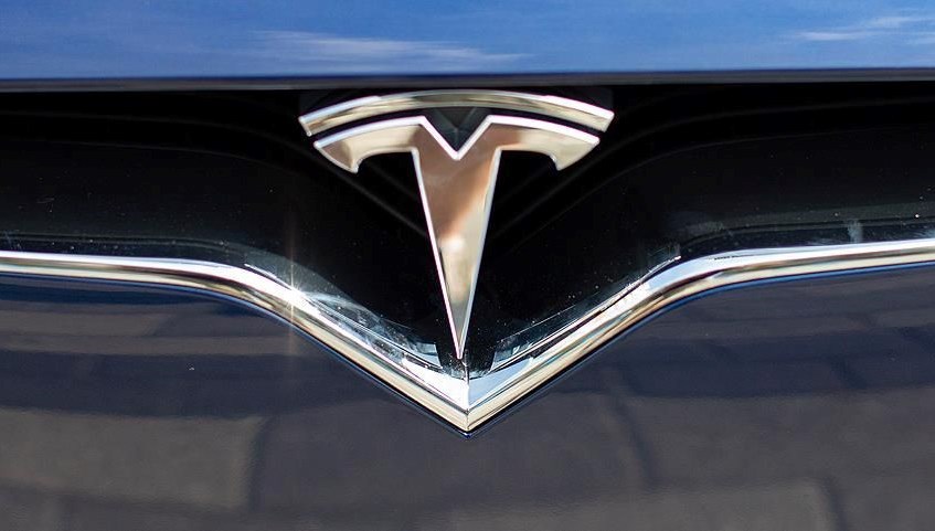 Tesla kapıları kilitledi, 4 kişi yanarak can verdi