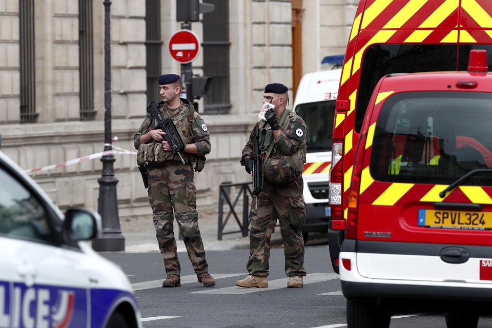 Paris Emniyet Müdürlüğü'nde bıçaklı saldırı: 4 ölü - 3