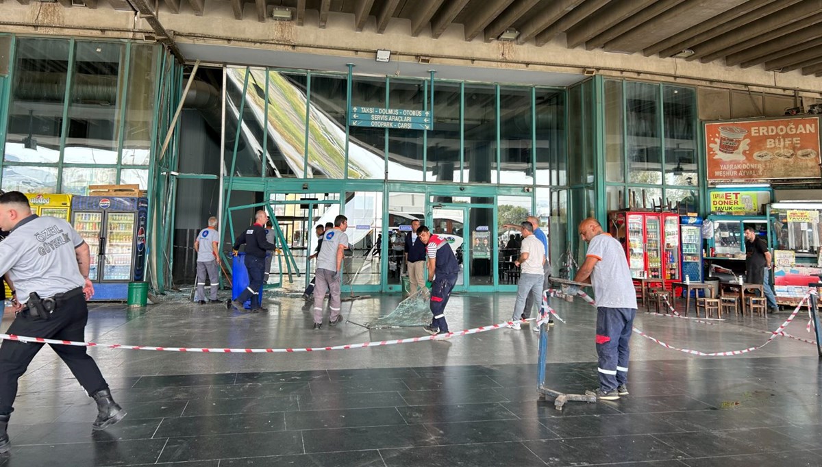 Freni boşalan otobüs, yolcu bekleme alanına daldı Freni boşalan otobüs, yolcu bekleme alanına daldı
