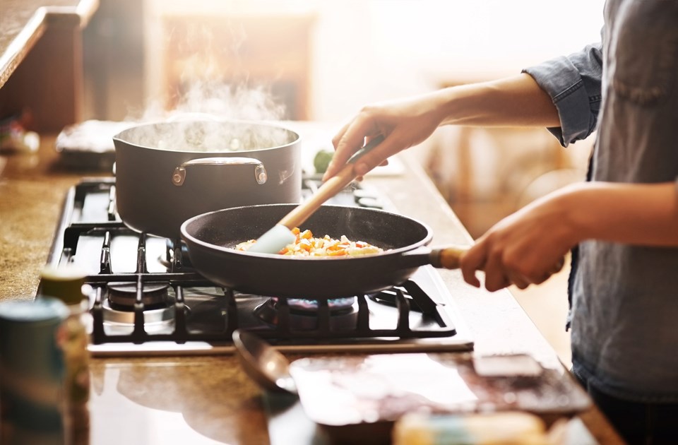 Araştırma: Evde gazlı ocaklarda yemek pişirmek astıma yol açıyor - 1