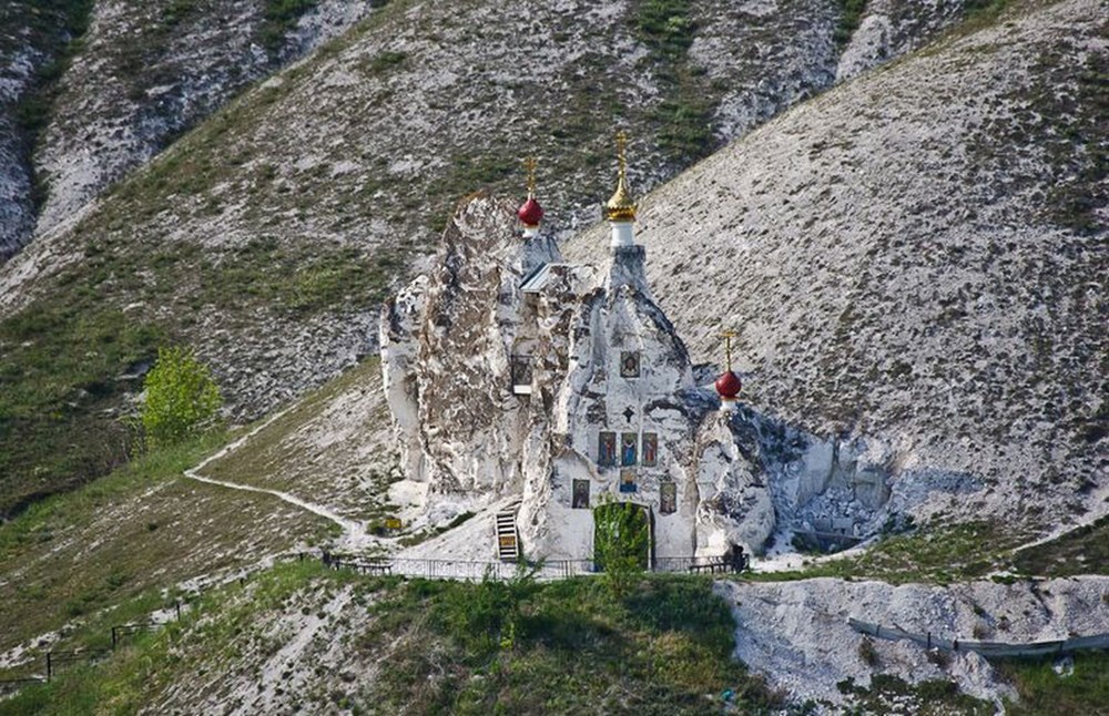 Костомаровский монастырь. Спасский храм Костомарово. Спасский Костомаровский пещерный женский монастырь. Спасский пещерный монастырь в Костомарово. Спасский женский монастырь в Костомарово Воронежской области.