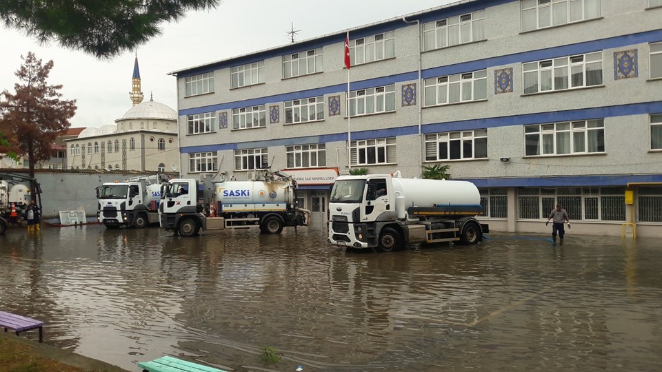 Samsun'da sağanak sele neden oldu: İki okulda eğitime ara verildi - 1