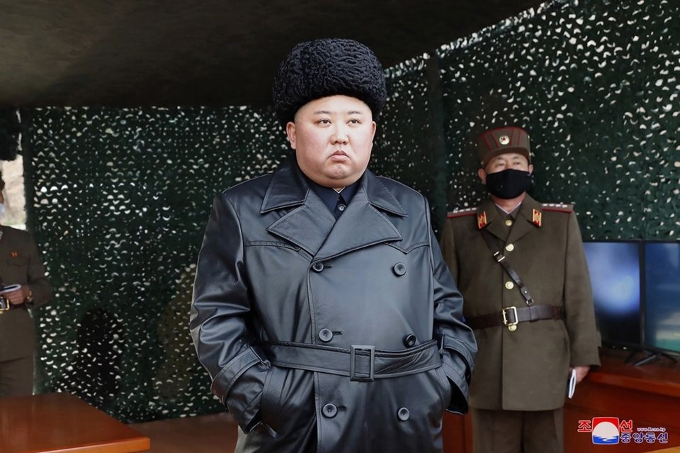 Kim Jong-un füze testini maskesiz izledi - 1